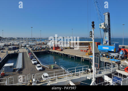 L'embarquement des voitures HSC Condor Libération, Condor Ferries Guernesey Terminal, St Peter Port, Channel Islands, Îles britanniques Banque D'Images