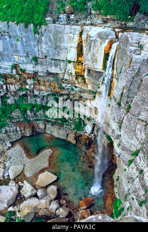 La magnifique et spectaculaire chute d'Kinczha Okace montagne canyon Banque D'Images