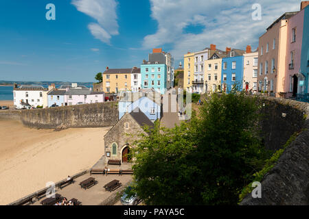 La jolie ville balnéaire de Tenby, Pembrokeshire, Pays de Galles, Royaume-Uni. Maisons colorées entourent le port et plage du Nord. Banque D'Images