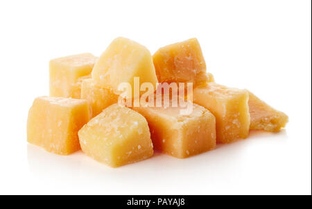 Tas de cubes de fromage parmesan isolé sur fond blanc Banque D'Images