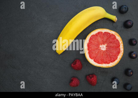 Sélection de fruits sombres sur fond alimentaire with copy space Banque D'Images