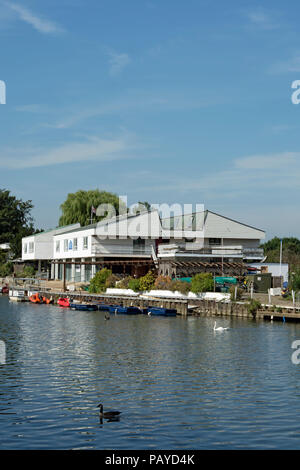 Un bâtiment sur les corbeaux aci, une île de la Tamise à Kingston upon Thames, Surrey, Angleterre Banque D'Images