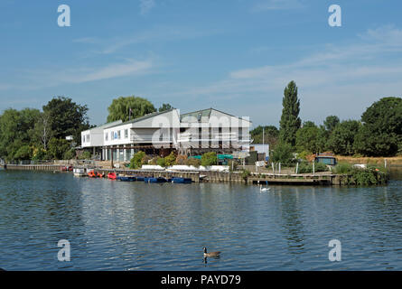 Un bâtiment sur les corbeaux aci, une île de la Tamise à Kingston upon Thames, Surrey, Angleterre Banque D'Images