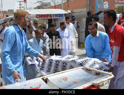 Quetta, Pakistan. 24 juillet, 2018. Les responsables de la sécurité pakistanaise inspecter un site de l'attentat suicide près de bureau de vote de Quetta. Au moins 31 électeurs inscrits cinq policier et deux enfants ont été tués et plus de 20 personnes ont été blessées, l'attaque suicide dans Bhoosa Mandi à Quetta. Credit : Muhammad Arshad/Pacific Press/Alamy Live News Banque D'Images