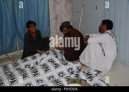 Quetta, Pakistan. 24 juillet, 2018. Les responsables de la sécurité pakistanaise inspecter un site de l'attentat suicide près de bureau de vote de Quetta. Au moins 31 électeurs inscrits cinq policier et deux enfants ont été tués et plus de 20 personnes ont été blessées, l'attaque suicide dans Bhoosa Mandi à Quetta. Credit : Muhammad Arshad/Pacific Press/Alamy Live News Banque D'Images