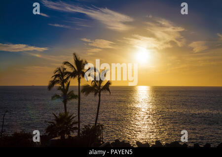Contexte incroyable sur la côte Adeje au coucher du soleil en été, vacances à Tenerife, Canary Island Banque D'Images