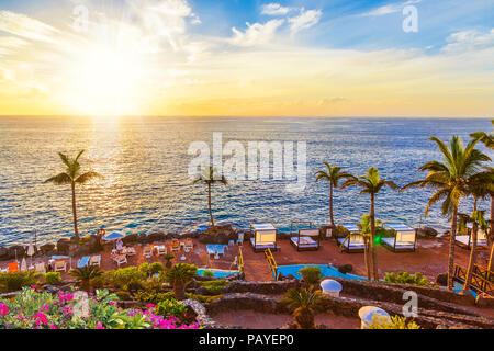 La côte d'Adeje et la plage de Tenerife, dans la lumière au coucher du soleil, île des Canaries, Espagne Banque D'Images