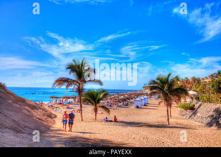 Les gens sur la plage d'El Duque appréciant des vacances sur la côte d'Adeje à Tenerife, Espagne île des Canaries Banque D'Images