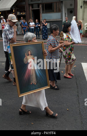 Londoniens multiethniques Royaume-Uni. Philippines italiennes multiculturelles catholiques romains à Londres participent à la procession annuelle, un festival religieux de l'église italienne St Saint Peters à Clerkenwell. Ils transportent autour de la zone des ikons religieux, des images et des statues. L'événement annuel a lieu en juillet Central London UK 2018 2010s HOMER SYKES Banque D'Images