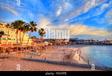 Belle vue sur Pinta plage au coucher du soleil avec de l'eau colorée et du ciel illuminé par le soleil, à Tenerife, îles de Canaries, Espagne Banque D'Images