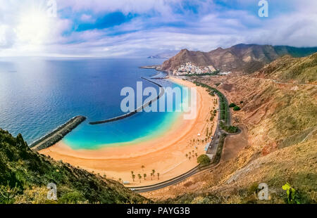 Belle vue panoramique aérienne de la célèbre plage de Las Teresitas sur l'île de Ténérife pendant les vacances d'été Banque D'Images