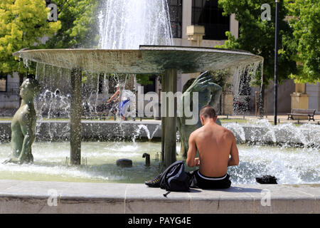 Rafraîchissements dans la fontaine de Thessalie, sur la place du ombre d'Or, quartier Antigone. Montpellier Occitanie France. Banque D'Images