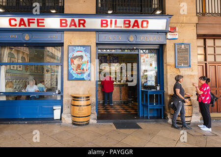 Cafe bar Bilbao, en vue de l'entrée à la populaire Cafe Bar Bilbao sur la Plaza Nueva, dans la vieille ville (Casco Vieja) de Bilbao, dans le Nord de l'Espagne. Banque D'Images