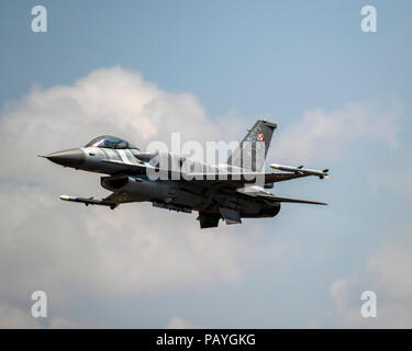 Polish Air Force d'avions de chasse F-16C démo solo volant à la Royal International Air Tattoo 2018 Banque D'Images