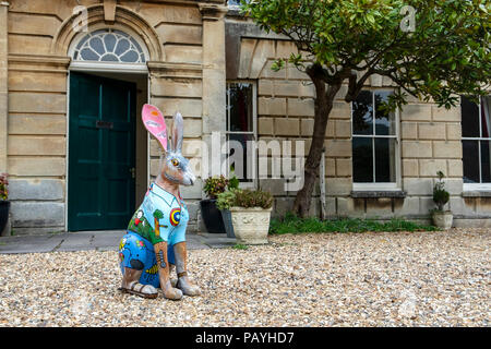 Dursley, Royaume-Uni - Mai 2018: Raymond, sur le sentier de lièvre AONB 2018 des Cotswolds, est un lièvre Springer spécial conçu par Chris King et ses filles Grace et Florence. Il est parrainé par Kingshill House, un centre d'arts et de réunions situé dans une maison géorgienne historique dans la ville de Gloucestershire, à Dursley, au Royaume-Uni Banque D'Images