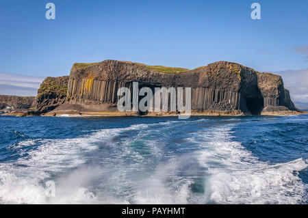 L'île de Staffa et Fingals cave. Grotte de bateau sur la gauche. L'Argyll en Écosse. Banque D'Images
