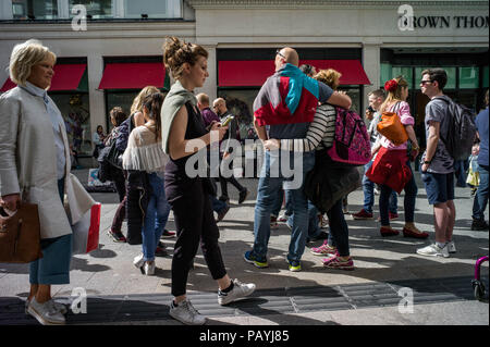 Shoppers sur Grafton Street, Dublin, Irlande. Banque D'Images