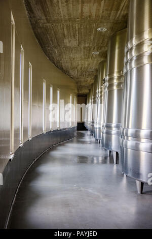 Hall où vous pouvez voir de grands barils de métal à fermenter le vin et de grandes fenêtres de l'autre côté dans une cave bien éclairé de lumière naturelle dans La Rioja, Sp Banque D'Images