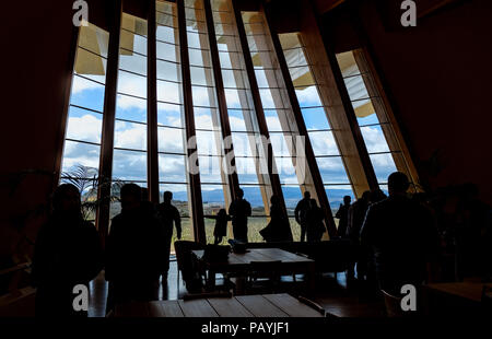 Rétro-éclairage de la salle de dégustation de vins dans une cave à vin dans La Rioja (Espagne) avec les gens dans le noir et boire du vin et manger des saucisses typiques. Un Vignoble Banque D'Images