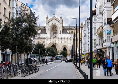 L'Alava, Espagne. 23 avril 2018 : Façade de la cathédrale de Marie Immaculée de Vitoria, réalisés dans un style néo-gothique connue comme la nouvelle cathédrale du stre Banque D'Images