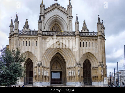 Façade de la cathédrale de Marie immaculée de Vitoria, réalisés dans un style néo-gothique et construit dans la première moitié du xxe siècle et connu sous le nom de Banque D'Images