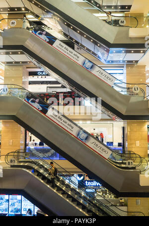 Escaliers mécaniques dans l'atrium du centre commercial Vincom dans le District 1, Ho Chi Minh City, Vietnam. Banque D'Images