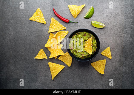 Bol de délicieux plats traditionnels faits maison avec de la sauce Guacamole nachos Banque D'Images