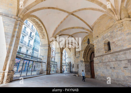 La Cathédrale de Bilbao, vue de l'arcade voûtée abritant la porte est de la catedral de Santiago dans la vieille ville (Campo Viejo) de Bilbao, Espagne. Banque D'Images