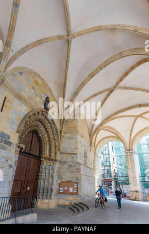 La Cathédrale de Bilbao, vue de l'arcade voûtée abritant la porte est de la catedral de Santiago dans la vieille ville (Campo Viejo) de Bilbao, Espagne. Banque D'Images