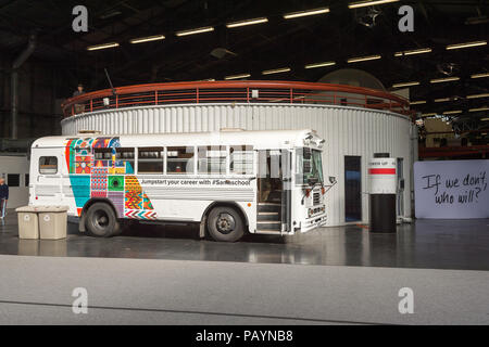 SAN FRANCISCO, USA - Oct 5, 2015 : Bus à l'exposition au Palais des Beaux Arts, de Marina District, à San Francisco, Californie. San Francisco Designat Banque D'Images