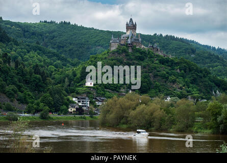 Cochem est le siège de la plus grande ville et dans le département, en Rhénanie-Palatinat, Allemagne. Le château impérial s'élève au-dessus de la Moselle, Mo Banque D'Images