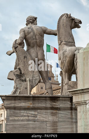 Le drapeau italien est visible parmi les statues équestres de la Piazza del Quirinale.Rome, Latium, Italie, Europe Banque D'Images