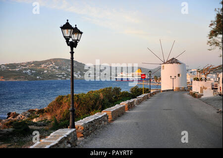 PARIKIA, GRÈCE - 1 avril : Ancien moulin à vent et vue de Parikia, Paros, Grèce le 1 avril 2018. Parikia est une capitale de l'île de Paros, Cyclades, Gr Banque D'Images