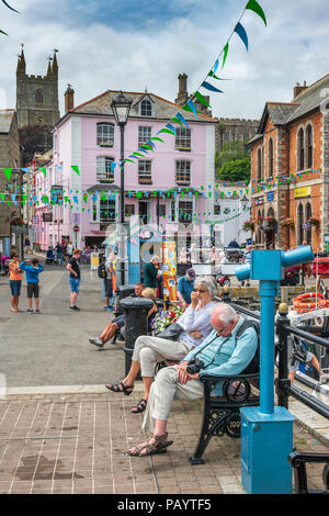 Le petit port pittoresque à Fowey Cornwall à l'Est sur une journée d'été, une attraction touristique très populaire. Banque D'Images