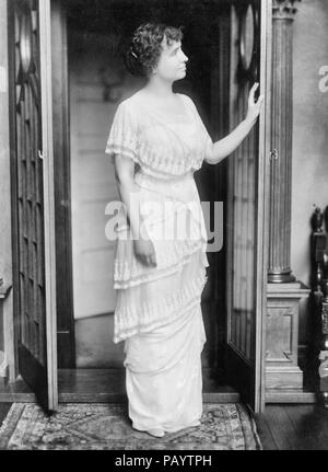 Helen Keller, portrait en pied, debout à la porte dans la chambre, faisant face à droite, vers 1914 Banque D'Images