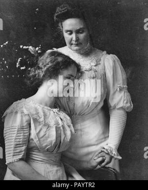 Helen Keller, trois-quarts, assis, faisant face à droite ; la tenue de main de son professeur, Mme John A. Macy (Anne Mansfield Sullivan), vers 1909 Banque D'Images