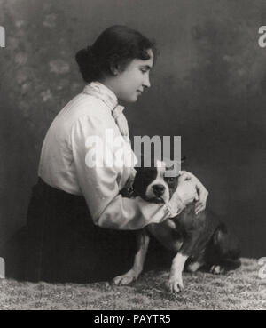 Helen Keller Portrait, trois-quarts., assis sur marbre, profil droit ; avec des bras autour de chien, vers 1902 Banque D'Images