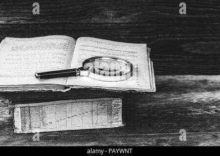 Loupe sur un vieux livre photo gros plan Banque D'Images