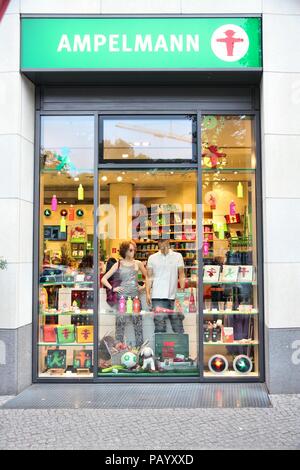 BERLIN, ALLEMAGNE - 25 août 2014 : Visite à Berlin Ampelmann magasin de souvenirs. Ampelmann est le symbole de la lumière des piétons à Berlin. Il a été conceiv Banque D'Images