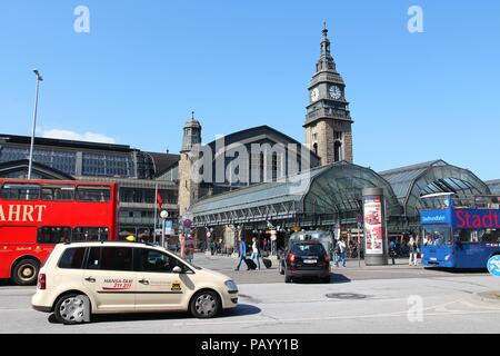 Hambourg, Allemagne - le 28 août 2014 : personnes visitent la gare centrale (Hauptbahnhof) de Hambourg. Avec 450 000 passagers par jour c'est la 2e s Banque D'Images