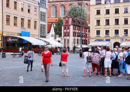 WROCLAW, Pologne - 6 juillet 2014 : personnes visitent Rynek (Place du marché) à Wroclaw. Wroclaw est la 4ème ville de France avec 632 067 habitants (2013). Banque D'Images