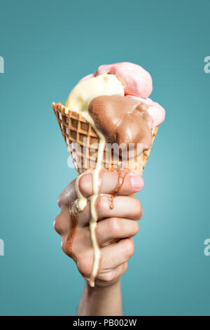 Melting ice cream cone Banque D'Images