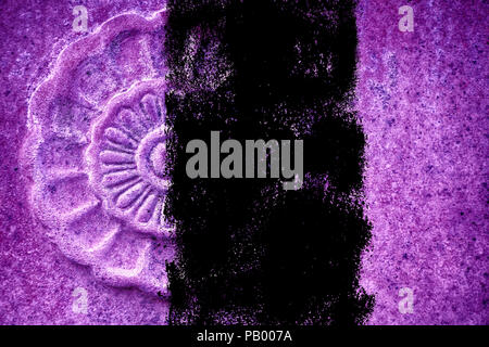 Ultra purple Ornate stone texture, forme, rock cercle arrière-plan de site web ou les appareils mobiles . Banque D'Images