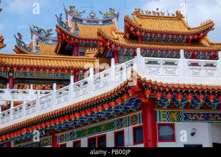 Les couleurs vives de l'ornate toits de Thean Hou Temple à Kuala Lumpur, 6 niveaux de temple à la déesse chinoise Mazu, situé dans le district de Ro Banque D'Images