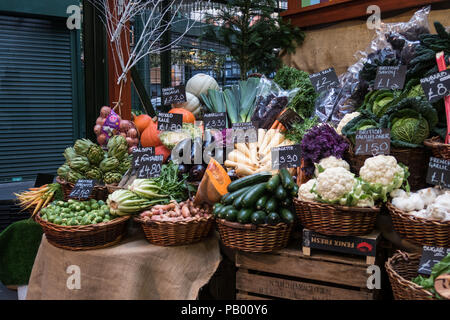 Sélection de légumes frais en vente dans le Borough Market, UK Banque D'Images