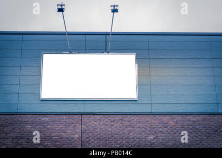 Des maquettes. Blank billboard à l'extérieur, la publicité extérieure sur le mur. Banque D'Images