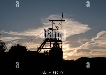 Le couvre-chef à la Big Pit National Coal Museum Samatan au crépuscule.. Banque D'Images