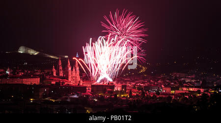 Santiago de Compostela, Espagne. D'artifice au-dessus de la cathédrale de Saint Jacques en l'honneur de la journée de festival 2018 St James (Dia del Apostol) dans Banque D'Images