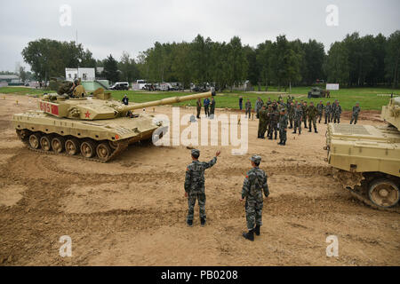 Alabino, la Russie. 24 juillet, 2018. Les membres de l'équipage du réservoir pour un réservoir de formation compétition de biathlon dans le cadre de l'Armée Internationale 2018, à Alabino jeux de tir en 2018. Banque D'Images