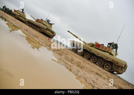 Alabino, la Russie. 24 juillet, 2018. Les membres de l'équipage du réservoir pour un réservoir de formation compétition de biathlon dans le cadre de l'Armée Internationale 2018, à Alabino jeux de tir en 2018. Banque D'Images